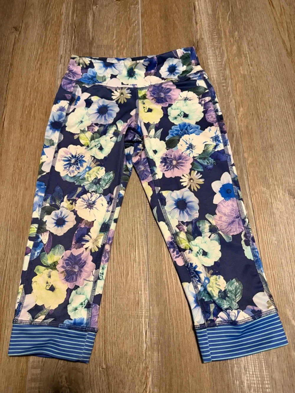 Old Navy Navy Floral Capri Leggings